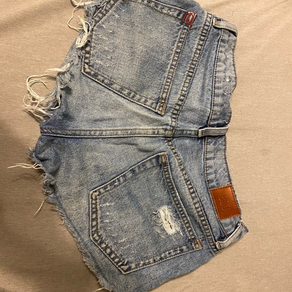 Urban outfitters mid-rise jean shorts 25” - Picture 3 of 3